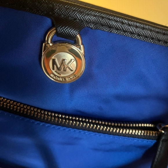 Michael Kors Nylon Large pocket Crossbody - Picture 2 of 6